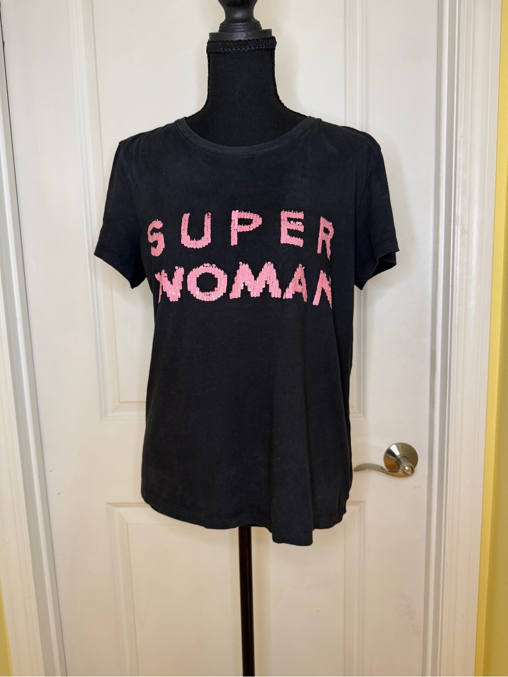 Alice + Olivia Black 'SUPER WOMAN' Pink sequins Lettering Tee - size L